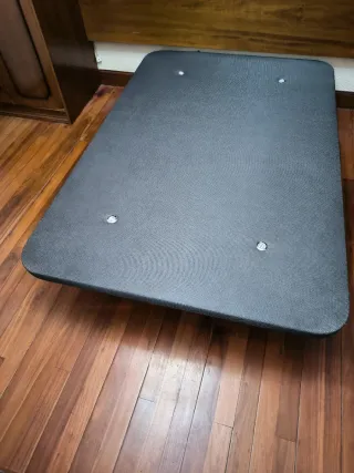 Colchón y base tapizada.