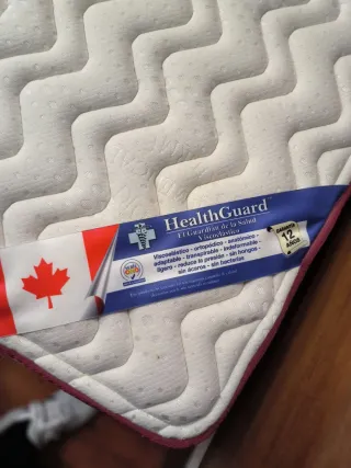 Colchón y base tapizada.