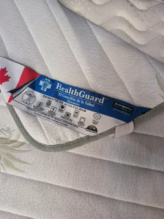 Colchón y base tapizada.