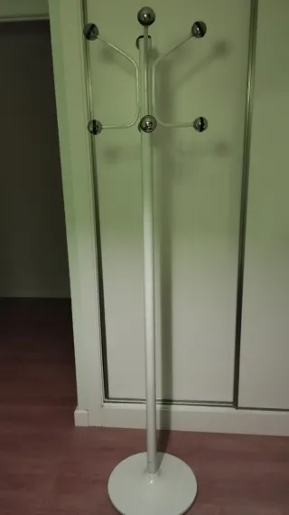 Perchero de pie blanco