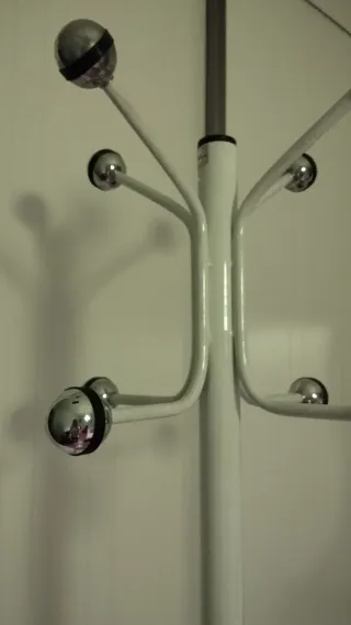 Perchero de pie blanco