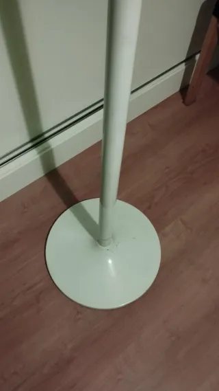 Perchero de pie blanco