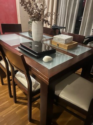 Mesa de comedor, 6 sillas y aparador