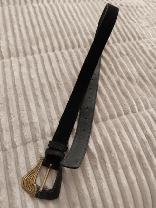Cinturón ante hebilla dorada y ante negro .