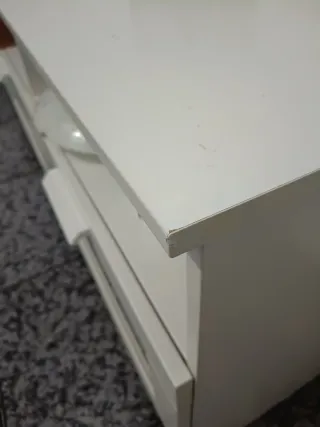 Mueble TV blanco con puertas de cristal