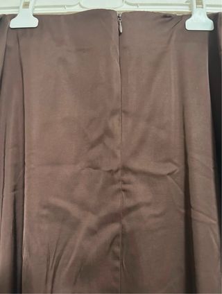 Falda larga marrón satinada