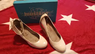 Zapatos Mustang blancos con tira