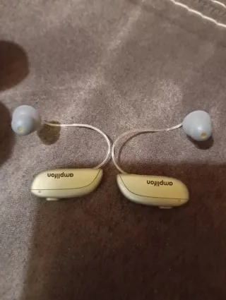 Audífonos Amplifon Beige y Gris