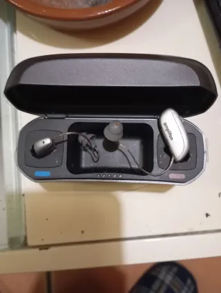 Audífonos Amplifon Beige y Gris