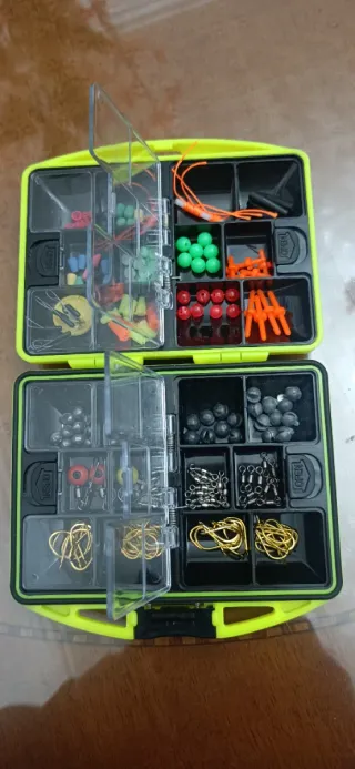 Lote de dos caja de pesca con accesorios.