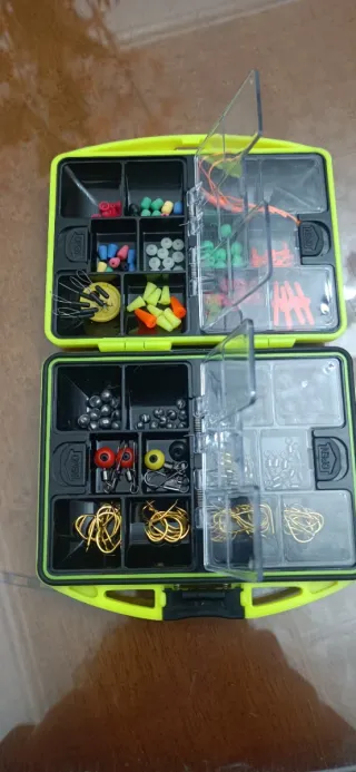 Lote de dos caja de pesca con accesorios.