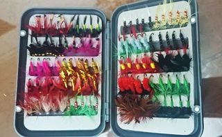 Lote de dos caja de pesca con accesorios.