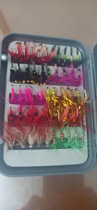Lote de dos caja de pesca con accesorios.