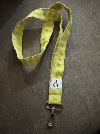 Llavero hecho a mano a cuadros vichy amarillo