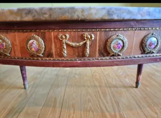 Tavolino in stile Luigi XV in marmo e legno