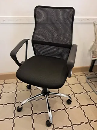 Silla ergonómica giratoria negra