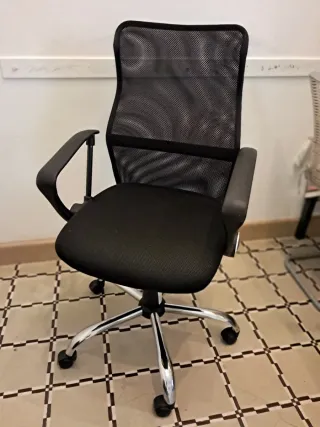 Silla ergonómica giratoria negra