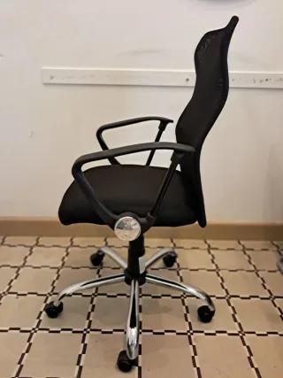 Silla ergonómica giratoria negra