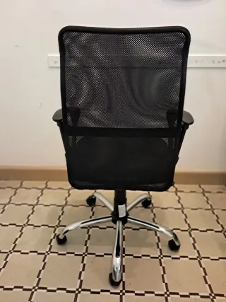 Silla ergonómica giratoria negra