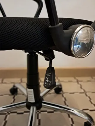 Silla ergonómica giratoria negra