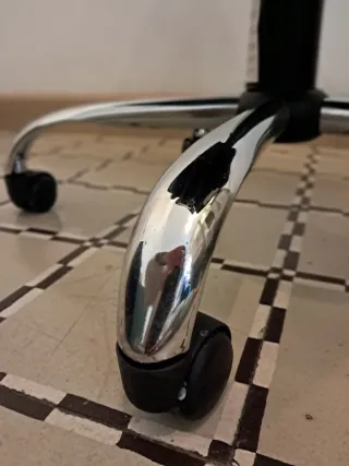 Silla ergonómica giratoria negra