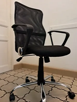 Silla ergonómica giratoria negra