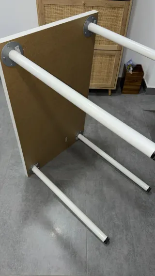 Mesa de escritorio blanca