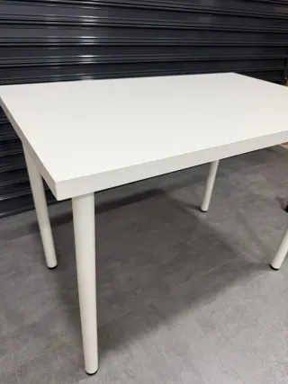 Mesa de escritorio blanca