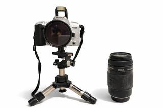 Cámara Minolta analógica con objetivo