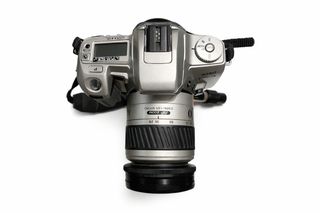 Cámara Minolta analógica con objetivo