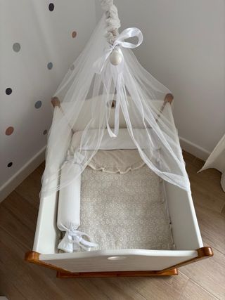 Moisés blanco con dosel