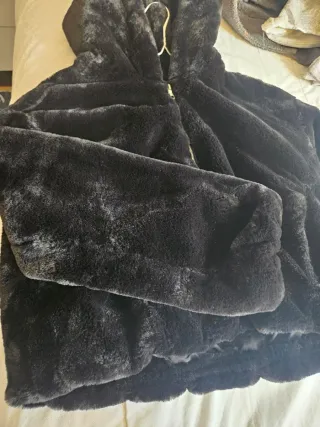 Abrigo negro de pelo sintético