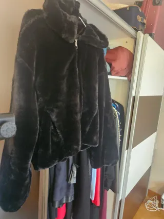 Abrigo negro de pelo sintético