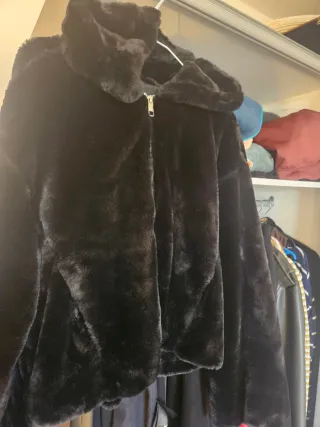 Abrigo negro de pelo sintético