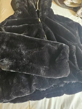 Abrigo negro de pelo sintético