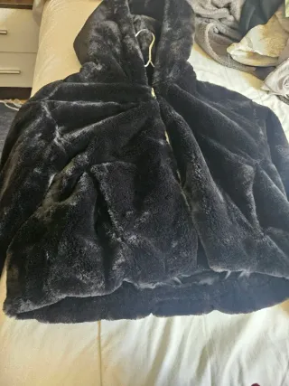 Abrigo negro de pelo sintético