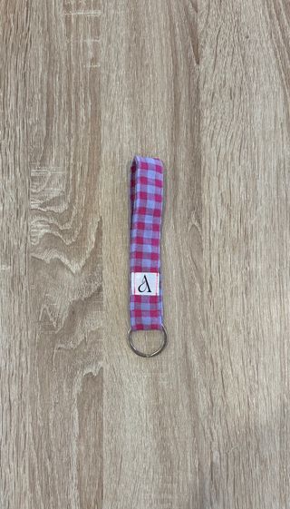 Llavero cuadros vichy morado y azul