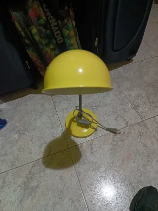 Lámpara de escritorio amarilla y gris