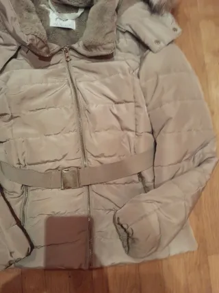 Abrigo niña beige con capucha