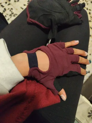 Guantes deportivos negros y lilas