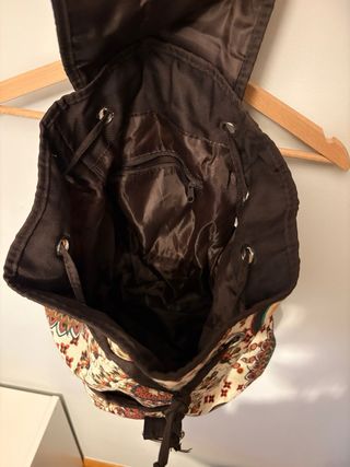 Mochila de tela con estampado.