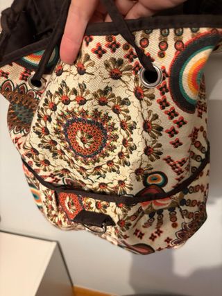 Mochila de tela con estampado.