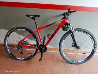 Bicicleta de montaña roja