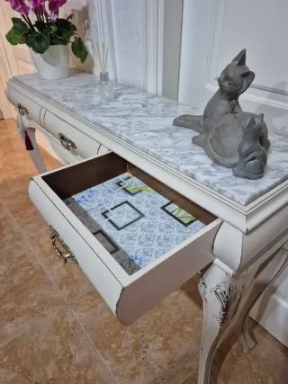 Consola ingresso rinnovata in marmo e legno