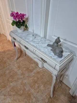 Consola ingresso rinnovata in marmo e legno