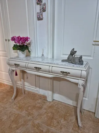 Consola ingresso rinnovata in marmo e legno