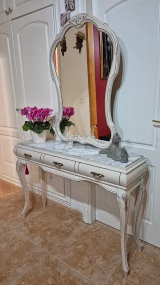 Consola ingresso rinnovata in marmo e legno