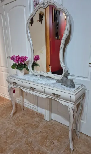 Consola ingresso rinnovata in marmo e legno