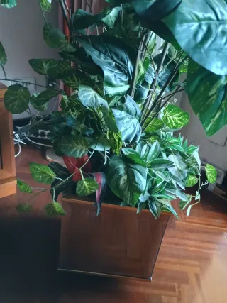 Macetero con ruedas y planta artificial