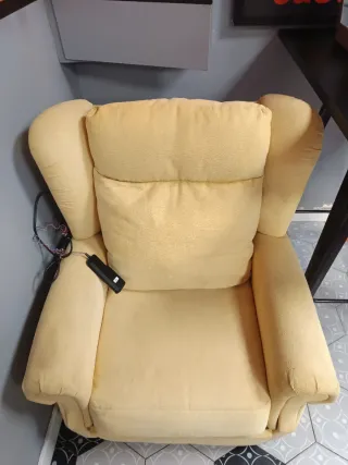 Sillón reclinable eléctrico beige.